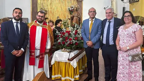 Autoridades, posando hoy junto a la imagen del patr&oacute;n de San Benito