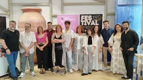 Presentaci&oacute;n festival, foto grupo autoridades, actores invitados y Pepa Pedroche
