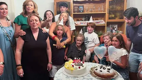C&aacute;ndida, sentada en el centro, junto a varias generaciones que le han sucedido y ediles del Ayuntamiento