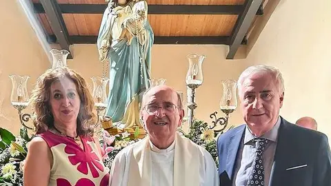 Autoridades posan, anoche, junto a la Virgen de la Candelaria en Valdeazogues_1021x806