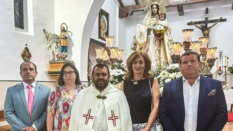 Autoridades junto a la patrona de Navacerrada