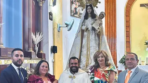 Autoridades, junto a la patrona de Fontanosas