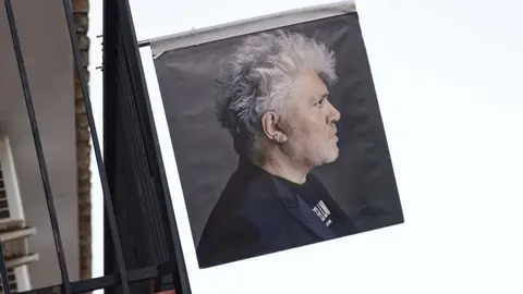 Cartel de Pedro Almod&oacute;var en la exposici&oacute;n en la Calle General Aguiler de Calzada de Calatrava