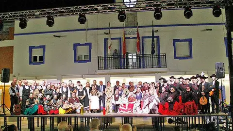Autoridades y grupos participantes en el IV Festival de Folklore de Aldea del Rey