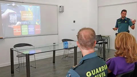 El cabo primero al mando del puesto de mando, dirigiendose al p&uacute;blico