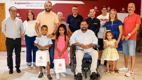 Posado de familia en la recepci&oacute;n institucional de anoche