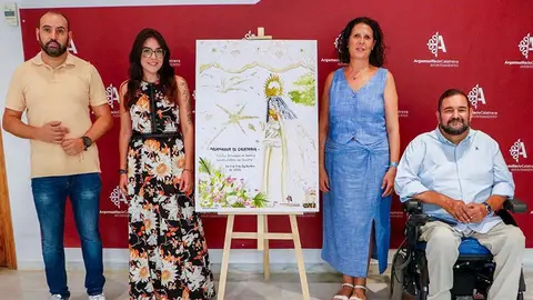 Jes&uacute;s Ruiz, Keila Garc&iacute;a, Isabel Rodr&iacute;guez y Sergio Gij&oacute;n, posando junto al cartel impreso