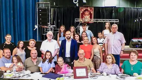 Foto de familia junto a Elia Mora Rodr&iacute;guez