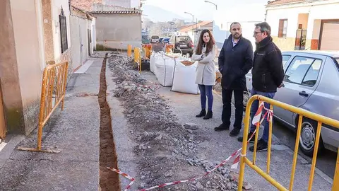 Jes&uacute;s Ruiz, junto a t&eacute;cnicos municipales, supervisando obras de renovaci&oacute;n de tuber&iacute;as, en una imagen de archivo