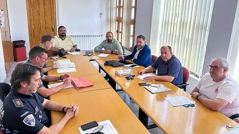 Autoridades y mandos participantes en la reuni&oacute;n
