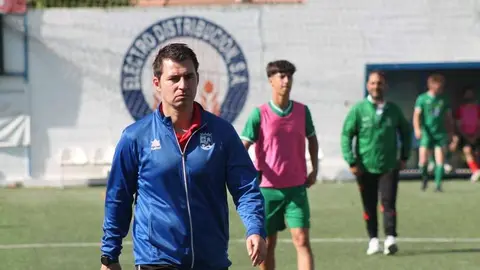 Andr&eacute;s Vi&ntilde;as, entrenador del Almod&oacute;var