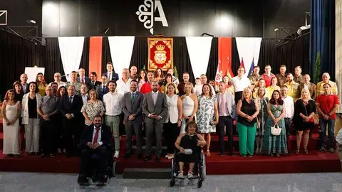 Posado de familia con todos los intervinientes en el acto y dem&aacute;s invitados