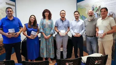 Foto de familia de los art&iacute;fices de la obra, al t&eacute;rmino del acto