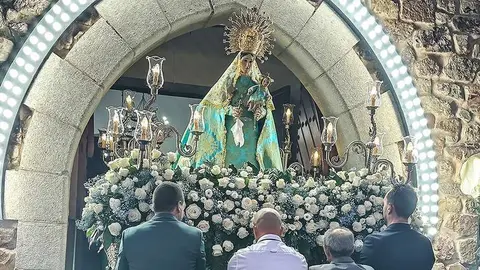 La Virgen de la Estrella, a su llegada anoche de regreso procesional a la iglesia de La Vi&ntilde;uela