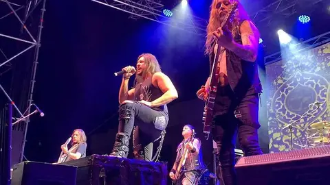Componentes de la m&iacute;tica banda madrile&ntilde;a, sobre el escenario rabanero