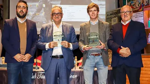 Borja Jim&eacute;nez, el pasado noviembre en Almod&oacute;var del Campo, junto a Carmelo presidente del Club Taurino, el periodista Roberto G&oacute;mez y el concejal Roberto Donoso