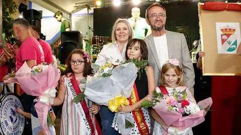 Posado de autoridades con la reina de las fiestas y sus damas de honor