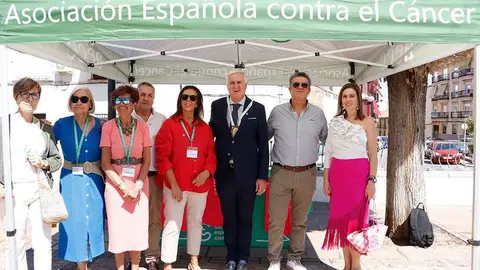 Responsables y voluntarias de la asociaci&oacute;n, junto a autoridades, este mediod&iacute;a en el Carmen