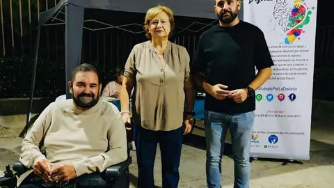 Marina, abuela materna, junto al alcalde y al concejal de Bienestar Social