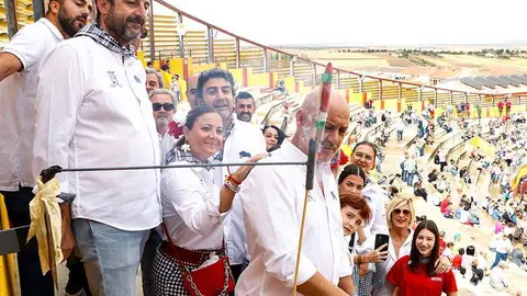 Momento en que un miembro de la pe&ntilde;a enciende la mecha del chupinazo