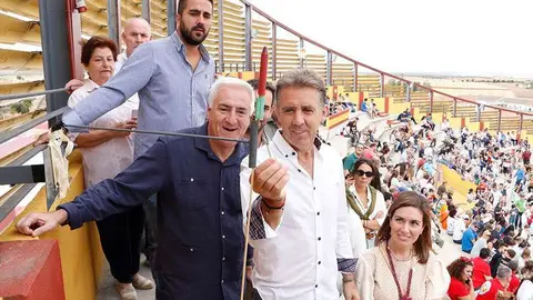 Momento en el que el rejoneador de Estella prende el pen&uacute;ltimo chupinazo de este a&ntilde;o