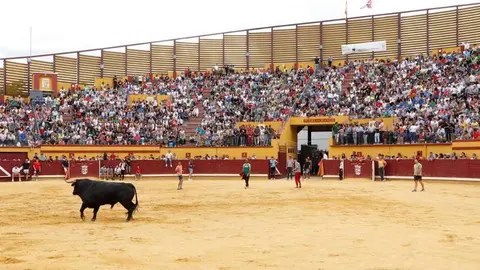 Panor&aacute;mica interior del Multifuncional 'Las Eras de Marta' tras estallar el &uacute;ltimo chupinazo de este a&ntilde;o