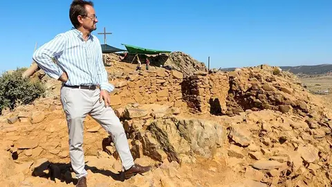 Pablo Toledano en el yacimiento 'Cruz de Mayo', donde la Diputaci&oacute;n avanz&oacute; en 2021 la posibilidad de instalar un mirador en Brazatortas para el Geoparque