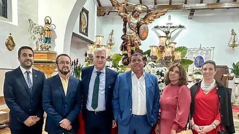 Autoridades, anoche ante la imagen de san Miguel Arc&aacute;ngel en Navacerrada