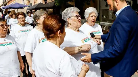 El alcalde Jes&uacute;s Ruiz saluda, el pasado mes de mayo, a un grupo de personas mayores de la localidad en las jornadas comarcales de envejecimiento activo (1)