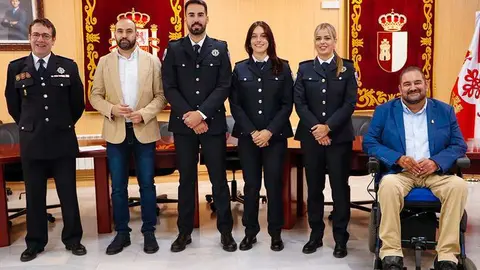 Agentes que hoy se han incorporado, posando junto a autoridades y el jefe de la Polic&iacute;a Local