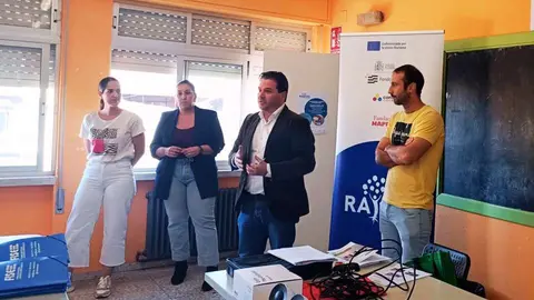 El alcalde, David Triguero, da la bienvenida a los alumnos del curso gratuito de t&eacute;cnicas de tapizado de mobiliario