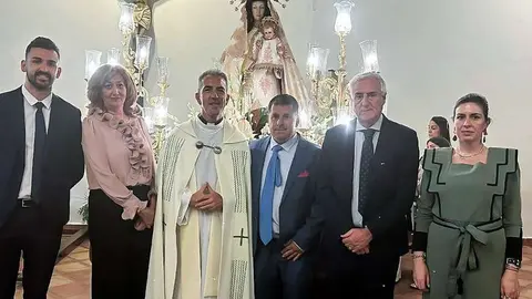 Autoridades, junto a la patrona de Tirteafuera, anoche