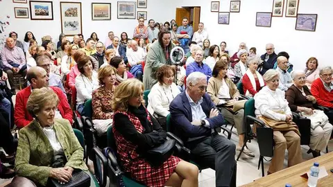 P&uacute;blico que se congreg&oacute; en el sal&oacute;n de actos de la OCA de Almod&oacute;var del Campo