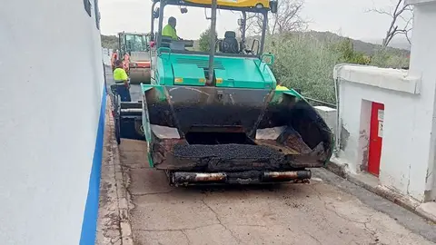 Una de las m&aacute;quinas que ha trabajo sobre los tramos deteriorados en la pedan&iacute;a de San Benito