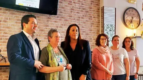 David Triguero y Elizabeth Garc&iacute;a entregan una placa conmemorativa a la Asociaci&oacute;n de Encajeras Nuestra Se&ntilde;ora de los Santos