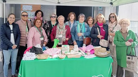 Junto a personas voluntarias que han hecho posible la acci&oacute;n