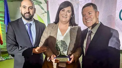 Posado junto al alcalde, Jes&uacute;s Ruiz