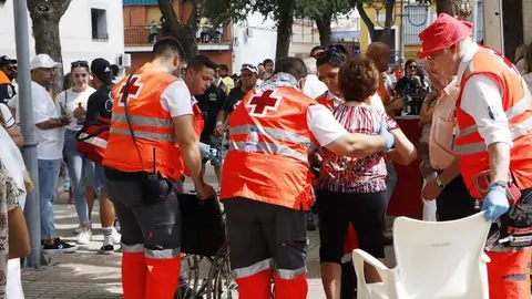 Efectivos de Cruz Roja, atendiendo a una persona en la explanada de la calle Doctor Fl&eacute;ming