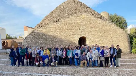 Excursionistas almodovare&ntilde;os, ante el tradicional bombo manchego recreado en Tomelloso