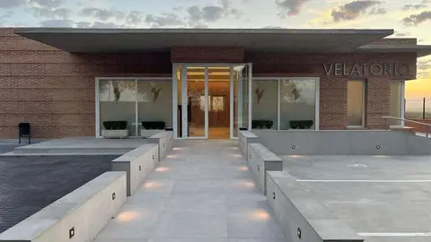 Exterior del velatorio de Carri&oacute;n de Calatrava