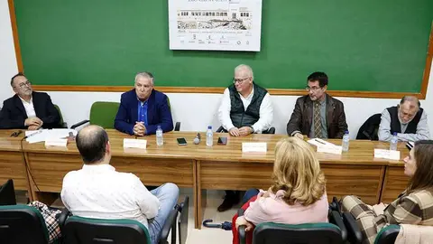 Mesa de oradores, en la &uacute;ltima charla del ciclo celebrada anoche