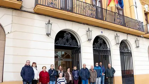Momento de la concentraci&oacute;n ante el edificio consistorial almodovare&ntilde;o