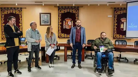 Representantes del colectivo, junto al alcalde y el edil de Biesnestar Social
