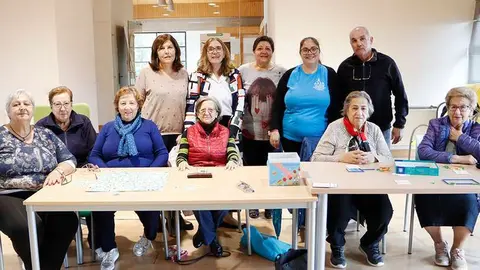 Algunas de las personas que toman parte en la actividad, junto a monitora, presidenta de APEN y trabajadora de Servicios Sociales