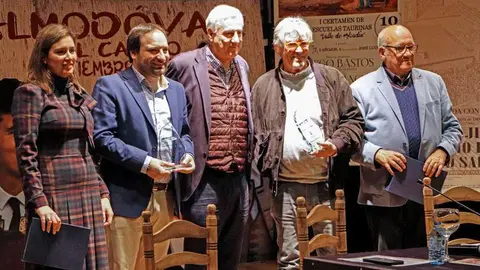 Entrega de recuerdos, en presencia del alcalde