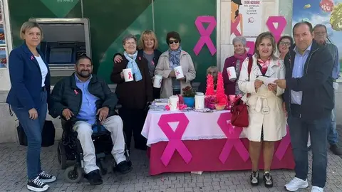 Jos&eacute; Antonio Garc&iacute;a, alcalde en funciones, entregando el donativo consistorial a la presidenta Ana Valderas