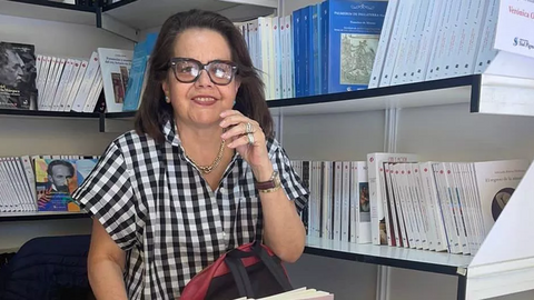 La laureada escritora boliviana Ver&oacute;nica Ormachea galardonada con el Premio Internacional del Libro Latino, de Estados Unidos
