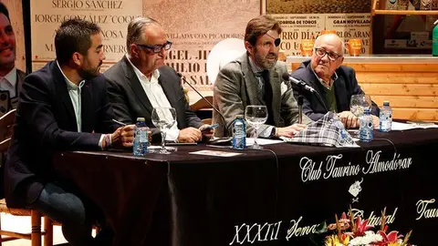 Roberto Donoso, Roberto G&oacute;mez, Juan Jos&eacute; Padilla y Carmelo Garc&iacute;a, en la mesa de oradores