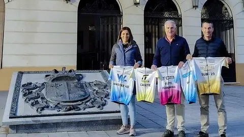 El alcalde y los representantes del equipo ciclista, mostrando los maillots m&aacute;s destacados