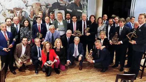 Foto de familia de premiados, autoridades, patrocinadores y directiva del Club Taurino _Almod&oacute;var_